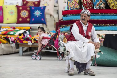 Doha, Katar - 25 Mayıs 2018: Souk Waqif 'teki Wheel Barrow işçisi, bu işçiler geleneksel zamanlardan beri mal yüklemek için kullanılıyor.