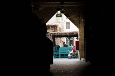 Doha, Katar - 25 Mayıs 2018: Souk Waqif 'teki Wheel Barrow işçisi, bu işçiler geleneksel zamanlardan beri mal yüklemek için kullanılıyor.