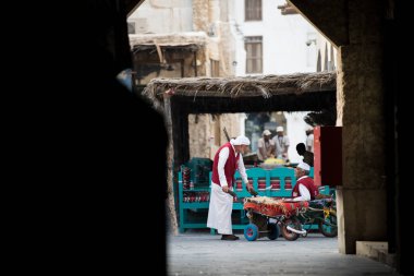 Doha, Katar - 25 Mayıs 2018: Souk Waqif 'teki Wheel Barrow işçisi, bu işçiler geleneksel zamanlardan beri mal yüklemek için kullanılıyor.