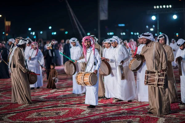 カタール ドーハ2017年12月18日 お祝いのための伝統的なベドウィン音楽カタールの国民の日 — ストック写真