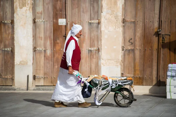 Doha Qatar May 2018 Trabajador Carretilla Souk Waqif Estos Trabajadores —  Fotos de Stock