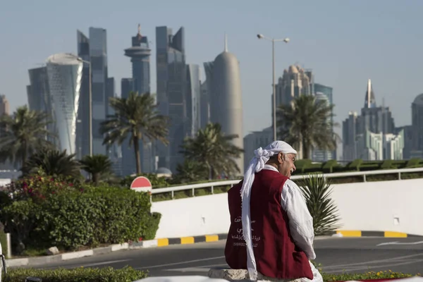 Doha Qatar Maggio 2018 Operaio Carriole Souk Waqif Questi Lavoratori — Foto Stock