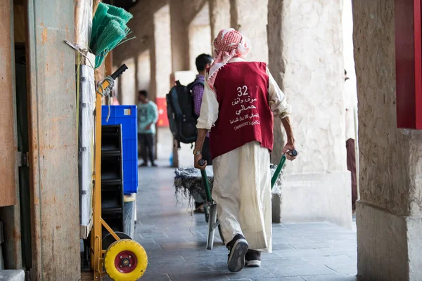 Doha Qatar Травня 2018 Wheel Barrow Worker Souk Waqif Працівники — стокове фото