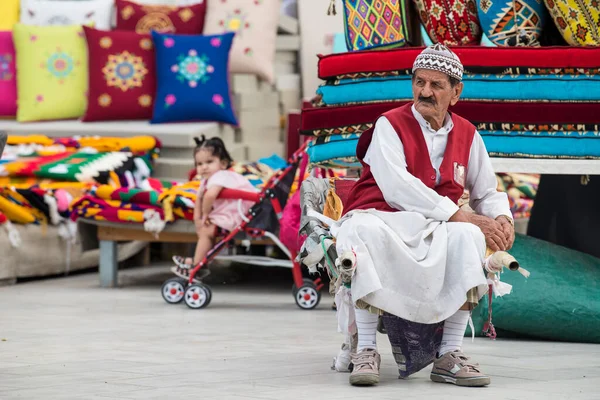 Doha, Katar - 25 Mayıs 2018: Souk Waqif 'teki Wheel Barrow işçisi, bu işçiler geleneksel zamanlardan beri mal yüklemek için kullanılıyor.