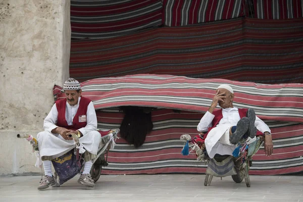 Doha, Katar - 25 Mayıs 2018: Souk Waqif 'teki Wheel Barrow işçisi, bu işçiler geleneksel zamanlardan beri mal yüklemek için kullanılıyor.