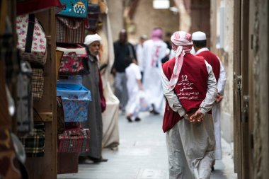 Doha, Katar - 25 Mayıs 2018: Souk Waqif 'teki Wheel Barrow işçisi, bu işçiler geleneksel zamanlardan beri mal yüklemek için kullanılıyor.