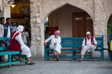 Doha, Katar - 25 Mayıs 2018: Souk Waqif 'teki Wheel Barrow işçisi, bu işçiler geleneksel zamanlardan beri mal yüklemek için kullanılıyor.