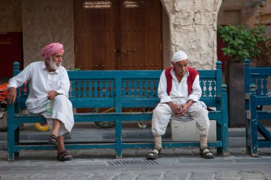 Doha, Katar - 25 Mayıs 2018: Souk Waqif 'teki Wheel Barrow işçisi, bu işçiler geleneksel zamanlardan beri mal yüklemek için kullanılıyor.
