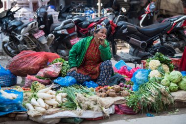 Katmandu, Nepal... 20 Nisan 2019: Kathmandu caddesinde sebze tüccarı.