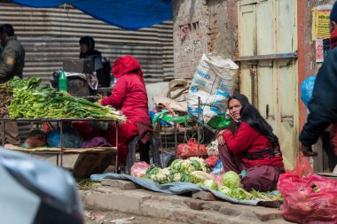 Katmandu, Nepal... 20 Nisan 2019: Kathmandu caddesinde sebze tüccarı.