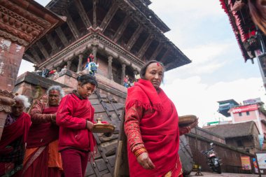 Katmandu, Nepal - 20 Nisan 2019: Hindular Patan Durbar Meydanı sokaklarında yürüyerek dini bir ayin yaptılar.