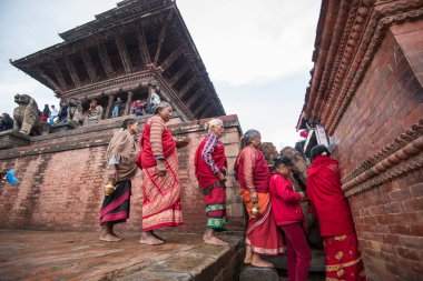 Katmandu, Nepal - 20 Nisan 2019: Hindular Patan Durbar Meydanı sokaklarında yürüyerek dini bir ayin yaptılar.