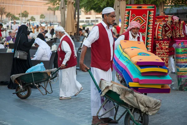 Doha Qatar May 2018 Trabajador Carretilla Souk Waqif Estos Trabajadores — Foto de Stock