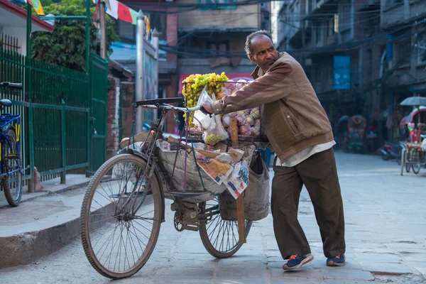 尼泊尔加德满都 2019年4月20日 加德满都街上的蔬菜贸易商 — 图库照片