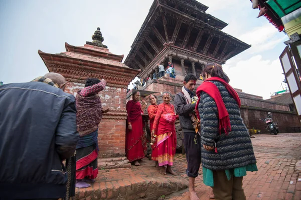 Катманду Непал Квітня 2019 Індуси Виконують Релігійний Обряд Ходячи Вулицями — стокове фото