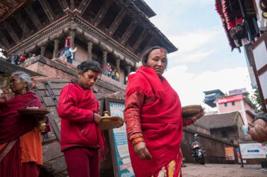 Katmandu, Nepal - 20 Nisan 2019: Hindular Patan Durbar Meydanı sokaklarında yürüyerek dini bir ayin yaptılar.