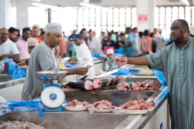 Muscat, Umman - 05 Mart 2019: Eski Matrah kasabasında balık pazarı işçileri.