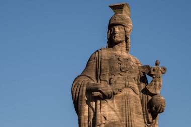 Almanya, Münih - 20 Aralık 2021: Münih köprüsünü süsleyen taş bir anıt.