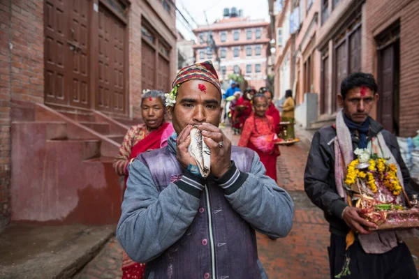 Катманду Непал Квітня 2019 Індуси Виконують Релігійний Обряд Ходячи Вулицями — стокове фото