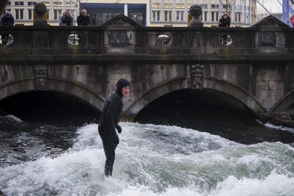 Münih Almanya Aralık 2021 Münih Şehir Nehrinde Sörfçü Eisbach Adı — Stok fotoğraf