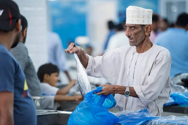 Mascate Omán Marzo 2019 Trabajadores Del Mercado Pescado Casco Antiguo —  Fotos de Stock