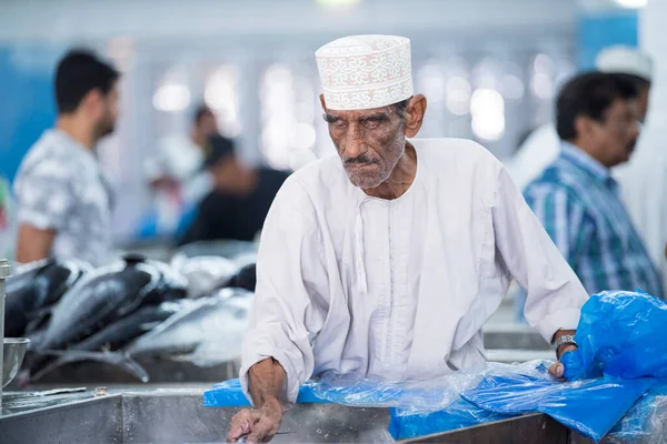 Muscat Oman Marzo 2019 Lavoratori Del Mercato Del Pesce Nel — Foto Stock