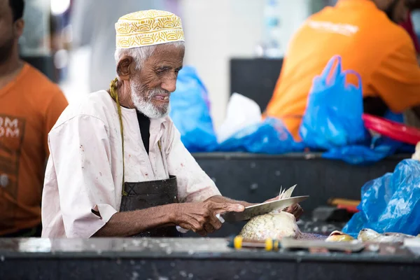 Muscat Oman Marzo 2019 Lavoratori Del Mercato Del Pesce Nel — Foto Stock