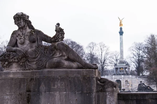 Германия Муник Декабря 2021 Года Каменный Памятник Украшающий Мюнхенский Мост — стоковое фото