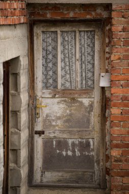 Kırsal duvarda eski ahşap kırsal kapılar.