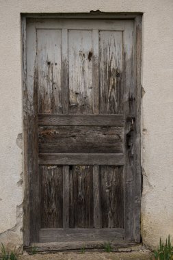 Kırsal duvarda eski ahşap kırsal kapılar.