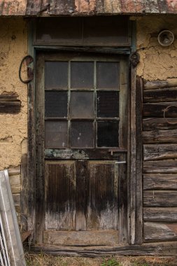 Kırsal duvarda eski ahşap kırsal kapılar.