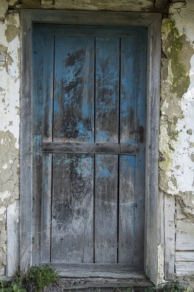 田舎の家の壁に古い木造素朴なドア — ストック写真