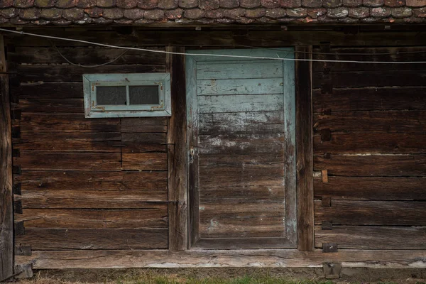 Kırsal Duvarda Eski Ahşap Kırsal Kapılar — Stok fotoğraf