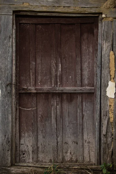 田舎の家の壁に古い木造素朴なドア — ストック写真