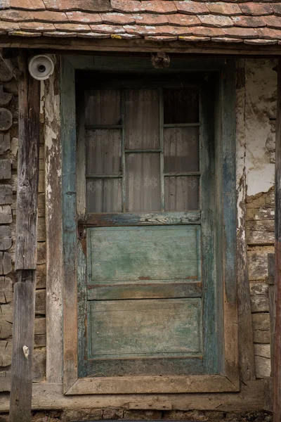 农村家庭墙壁上的老式木制乡村门 — 图库照片