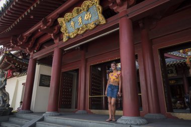 Singapur - Eylül 08.2019: Buda 'nın diş kalıntısı tapınağını ziyaret eder.