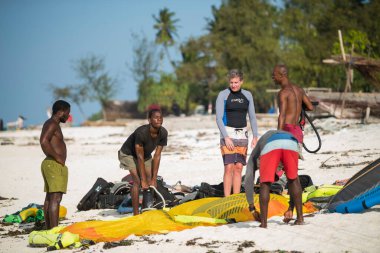 Zanzibar, Tanzanya - 22 Ocak 2019: Turistler Zanzibar 'ın kumlu sahillerinde uçurtma sörfünün keyfini çıkarıyorlar.