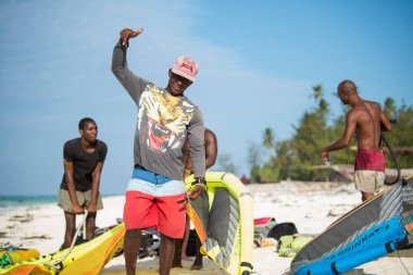 Zanzibar, Tanzanya - 22 Ocak 2019: Turistler Zanzibar 'ın kumlu sahillerinde uçurtma sörfünün keyfini çıkarıyorlar.