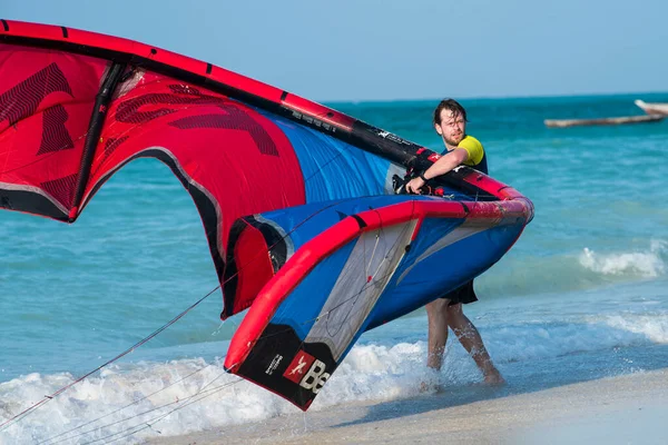 Zanzibar, Tanzanya - 22 Ocak 2019: Turistler Zanzibar 'ın kumlu sahillerinde uçurtma sörfünün keyfini çıkarıyorlar.