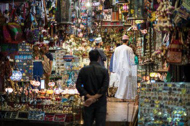 Muscat, Umman - 05 Mart 2019: Eski Mutrah kasabasının pazarındaki tüccarlar.