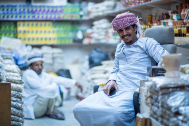 Muscat, Umman - 05 Mart 2019: Eski Mutrah kasabasının pazarındaki tüccarlar.