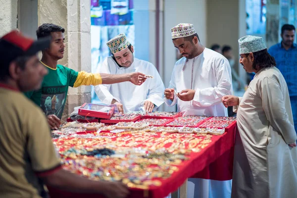 Muscat, Umman - 05 Mart 2019: Eski Mutrah kasabasının pazarındaki tüccarlar.