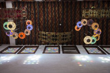 Doha, Katar-Mayıs 05 2019: Eski pazar Souk Waqif 'te dekoratif, geleneksel, camdan mozaik lambalar asılı.