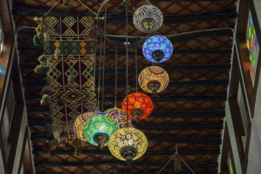 Doha, Katar-Mayıs 05 2019: Eski pazar Souk Waqif 'te dekoratif, geleneksel, camdan mozaik lambalar asılı.