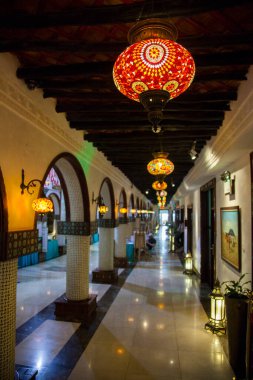 Doha, Katar-Mayıs 05 2019: Eski pazar Souk Waqif 'te dekoratif, geleneksel, camdan mozaik lambalar asılı.