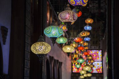 Doha, Katar-Mayıs 05 2019: Eski pazar Souk Waqif 'te dekoratif, geleneksel, camdan mozaik lambalar asılı.