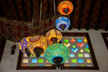 Doha, Katar-Mayıs 05 2019: Eski pazar Souk Waqif 'te dekoratif, geleneksel, camdan mozaik lambalar asılı.