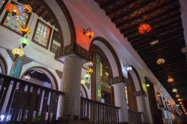 Doha, Katar-Mayıs 05 2019: Eski pazar Souk Waqif 'te dekoratif, geleneksel, camdan mozaik lambalar asılı.