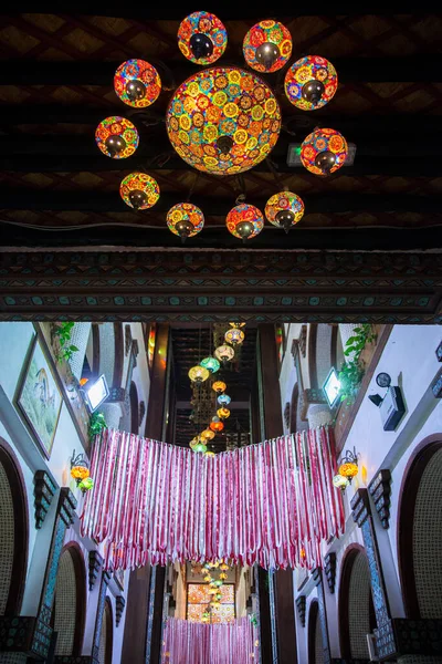 Doha, Katar-Mayıs 05 2019: Eski pazar Souk Waqif 'te dekoratif, geleneksel, camdan mozaik lambalar asılı.