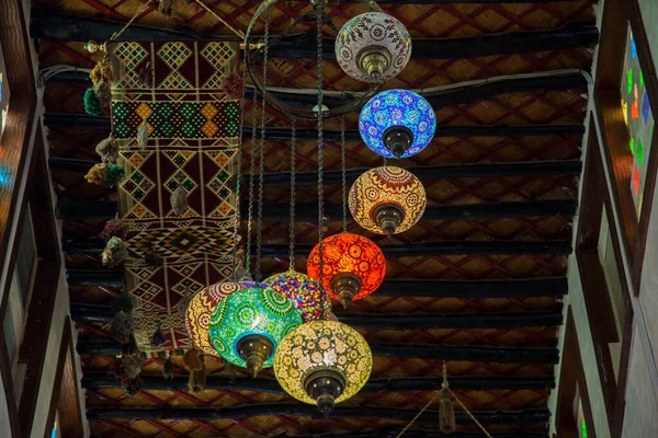 Doha, Katar-Mayıs 05 2019: Eski pazar Souk Waqif 'te dekoratif, geleneksel, camdan mozaik lambalar asılı.